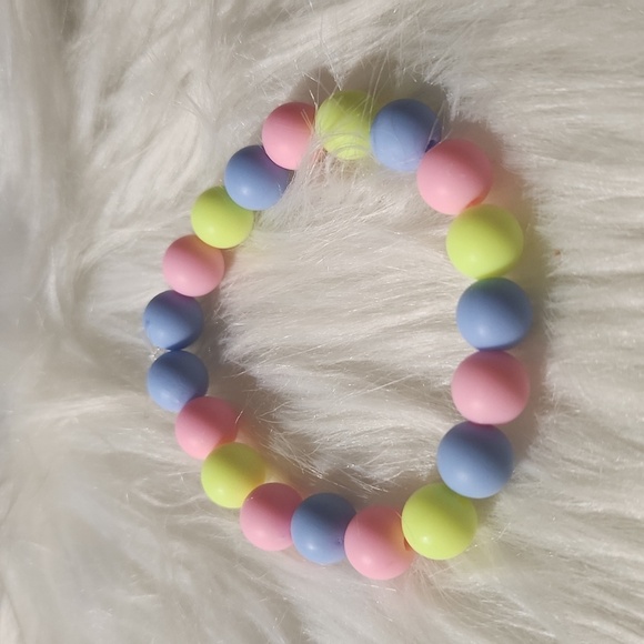 Handcrafted beaded bracelet made on a stretchy cord - Picture 3 of 4